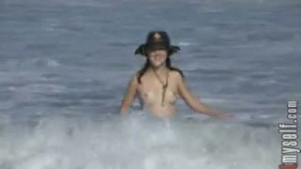 Girl from down under interviews people totally nude in public 2